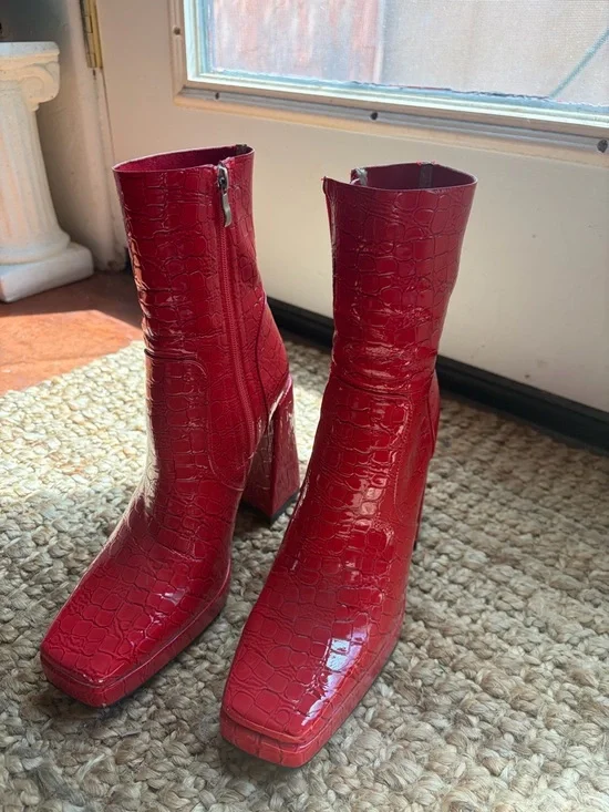 🍒 Nasty Gal Croc-Embossed Red Platform Block Heel Ankle Boots - Picture 2 of 7